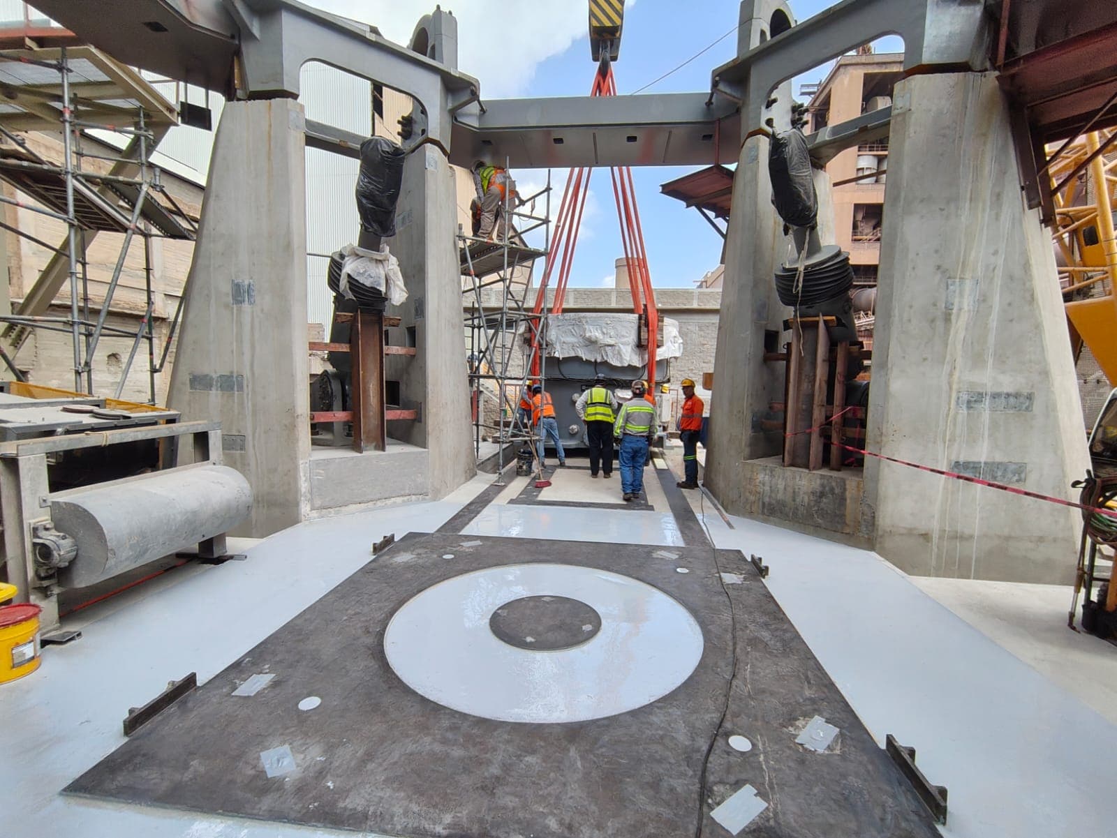 Instalación industrial con equipo de protección aplicado en piso